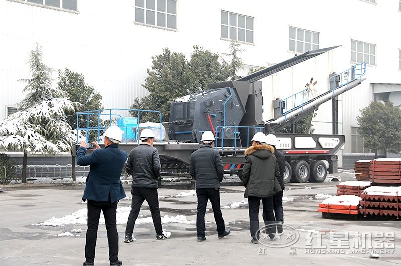 車載流動碎石機廠家價格實惠，客戶現場參觀