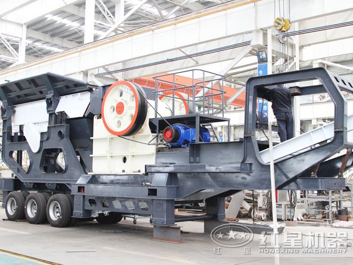 小型移動顎式破碎車集給料、破碎、傳輸為一體